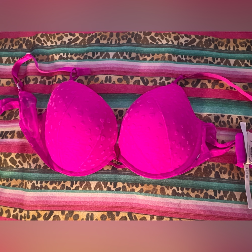 ( BRAND NEW WITH TAGS )pink Victoria’s Secret 38D Push up bra